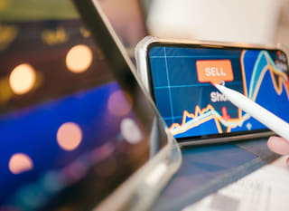 Analyse de Bitcoin, Ethereum et des options de change par un trader opérant sur plusieurs marchés